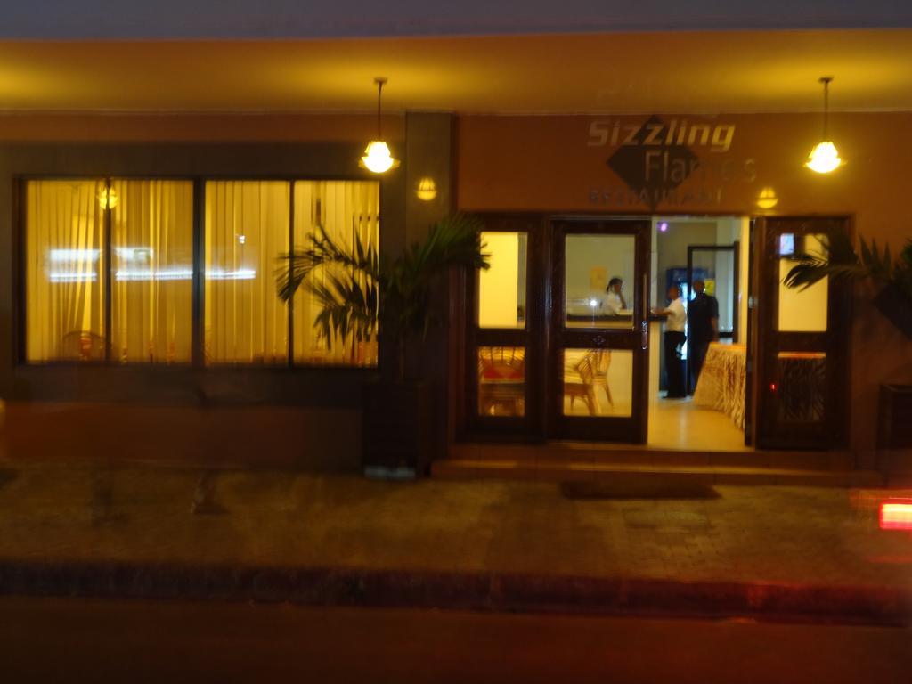 Regency Park Hotel モンバサ エクステリア 写真